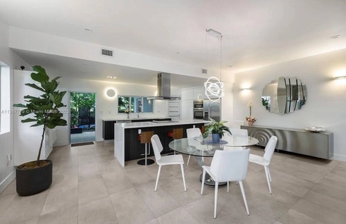 Southwest Coconut Grove House | Contemporary Coconut Grove Oasis