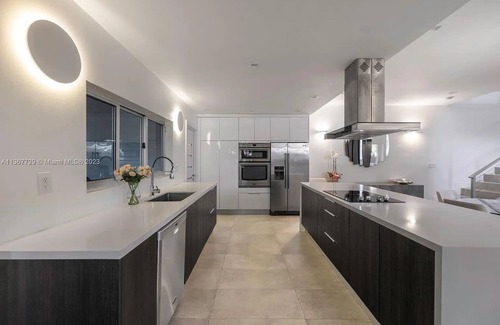 Southwest Coconut Grove House | Contemporary Coconut Grove Oasis