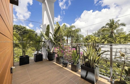 Southwest Coconut Grove House | Contemporary Coconut Grove Oasis