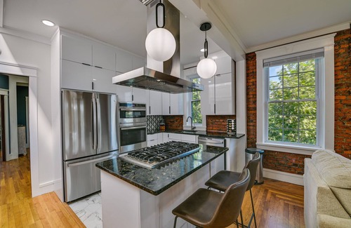 Cohoes Apartment | Contemporary Cohoes Retreat w/Electric Fireplace!
