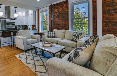 Cohoes Apartment | Contemporary Cohoes Retreat w/Electric Fireplace!