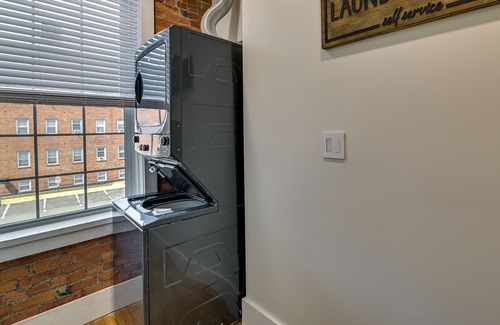 Cohoes Apartment | Contemporary Cohoes Retreat w/Electric Fireplace!