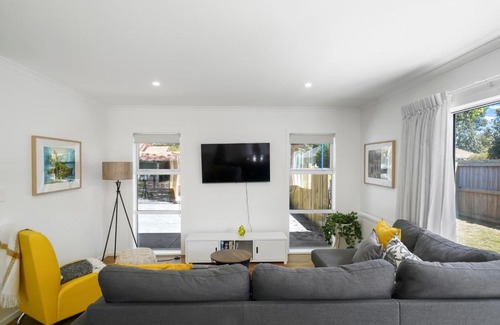 Masterton House | Contemporary Comfort - Masterton Holiday Home