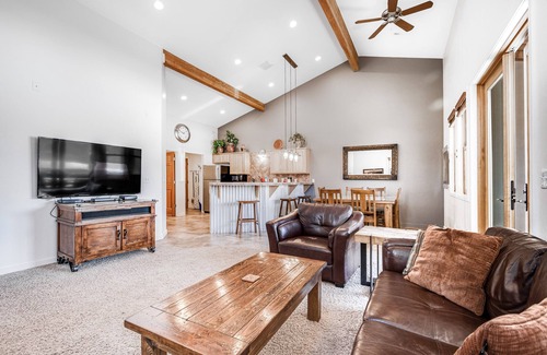 Moab Condo | Contemporary condo near parks and downtown Moab with pool & hot tub
