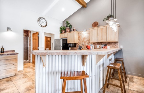 Moab Condo | Contemporary condo near parks and downtown Moab with pool & hot tub