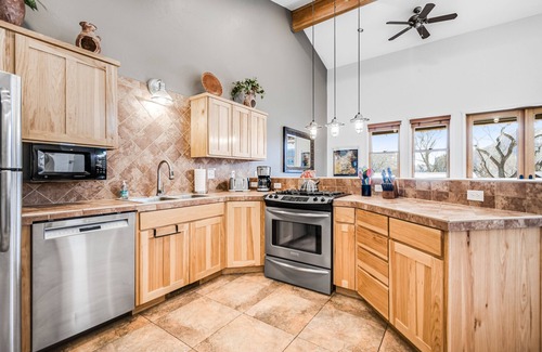Moab Condo | Contemporary condo near parks and downtown Moab with pool & hot tub