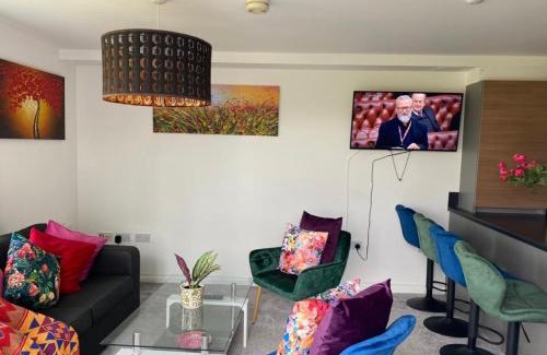 Cambridge Apartment | Contemporary, Cosy & Homely 2 Bed Apartment with High-Speed WIFI, Terrace & Free Parking overlooking Stourbridge Common Park & Coldham's Brook