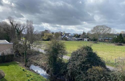 Cambridge Apartment | Contemporary, Cosy & Homely 2 Bed Apartment with High-Speed WIFI, Terrace & Free Parking overlooking Stourbridge Common Park & Coldham's Brook
