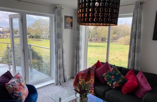 Cambridge Apartment | Contemporary, Cosy & Homely 2 Bed Apartment with High-Speed WIFI, Terrace & Free Parking overlooking Stourbridge Common Park & Coldham's Brook