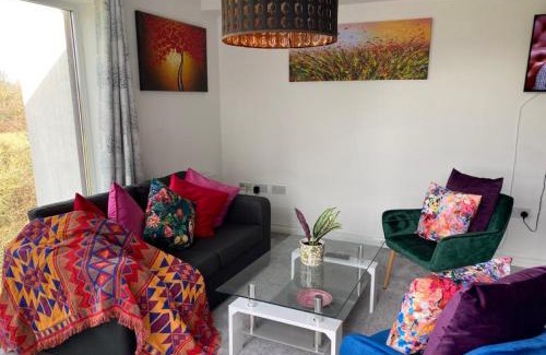 Cambridge Apartment | Contemporary, Cosy & Homely 2 Bed Apartment with High-Speed WIFI, Terrace & Free Parking overlooking Stourbridge Common Park & Coldham's Brook