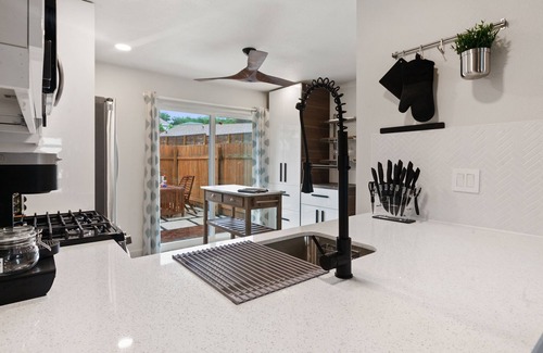 St. Edwards Apartment | Contemporary Couples Getaway Minutes From Austin Favorites - Loft 21