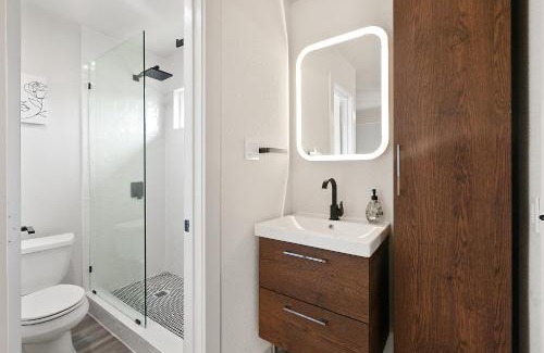 St. Edwards Apartment | Contemporary Couples Getaway Near Austin Favorites - Loft 21