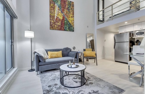 Downtown Vancouver Condo | Contemporary DT Vancouver Loft In The Heart Of The City. Parking included