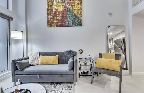 Downtown Vancouver Condo | Contemporary DT Vancouver Loft In The Heart Of The City. Parking included
