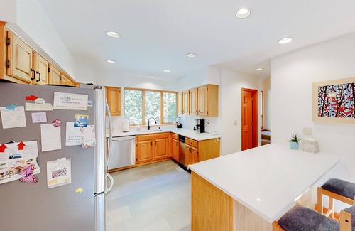 Forest Farms House | Contemporary gem with fireplace, large deck, grill, private hot tub & mtn views