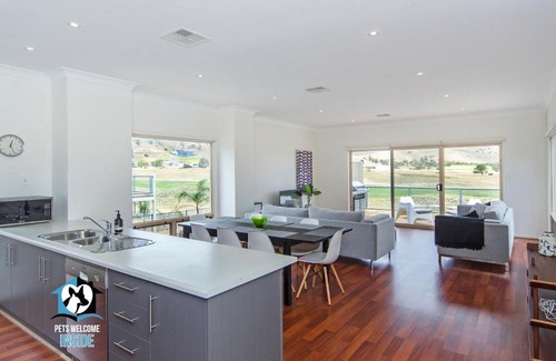 Normanville House | Contemporary Golf Course Frontage 3BR