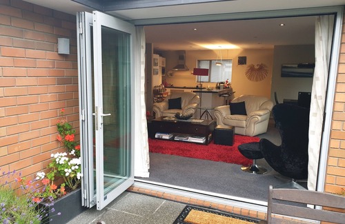 Spreydon House | Contemporary, Great location, Quiet. Sunny.