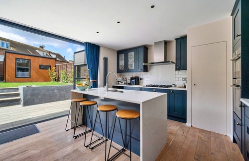 Roehampton House | Contemporary holiday home in London, No Deposit