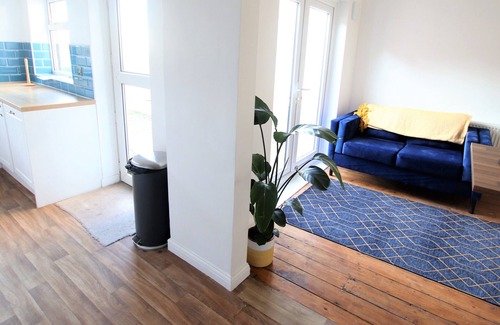 Easton House | Contemporary Home in Friendly Easton - Free Parking