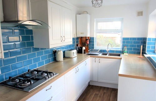 Easton House | Contemporary Home in Friendly Easton - Free Parking
