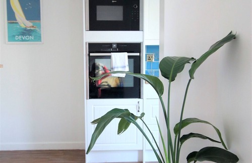 Easton House | Contemporary Home in Friendly Easton - Free Parking