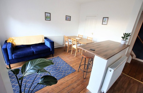 Easton House | Contemporary Home in Friendly Easton - Free Parking