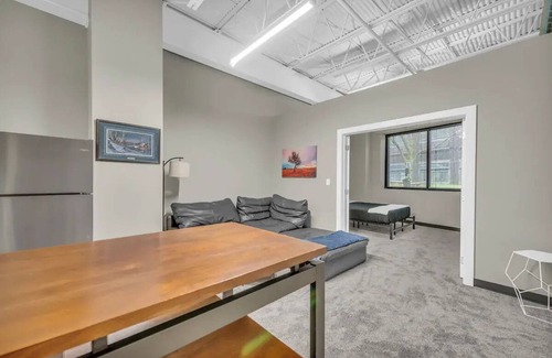 Waldron Apartment | Contemporary Loft Close to Airport Fast Wi-Fi Free Parking
