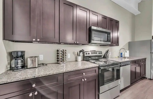Waldron Apartment | Contemporary Loft Close to Airport Fast Wi-Fi Free Parking