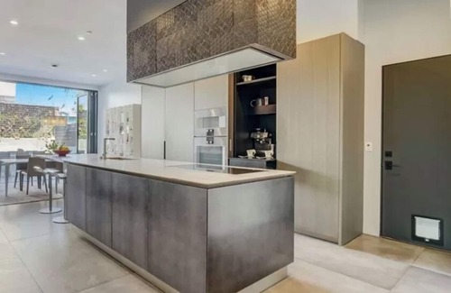 Hill Section House | Contemporary luxurious Tree section home