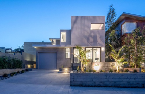 Hill Section House | Contemporary luxurious Tree section home