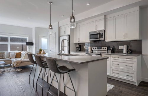 Kensington House | Contemporary Luxury 4 Bedroom House near Downtown