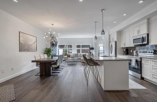 Kensington House | Contemporary Luxury 4 bedroom House near Downtown