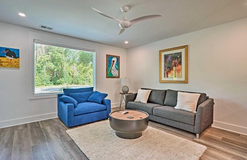 Old Village House | Contemporary Mount Pleasant Townhome Near Coast!