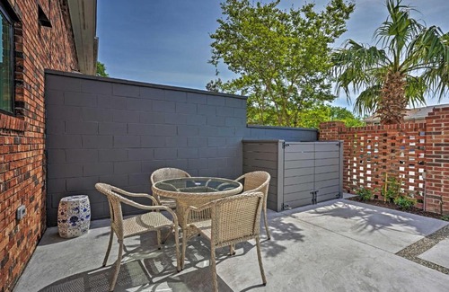 Old Village House | Contemporary Mount Pleasant Townhome Near Coast!