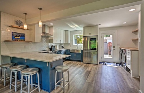 Old Village House | Contemporary Mount Pleasant Townhome Near Coast!