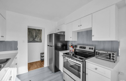 Marpole Apartment | Contemporary one-bed condo conveniently located near YVR & downtown Vancouver.