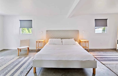 Stowe Area Hotel | Contemporary Room w/Tea Station Near Von Trapp Lodge! Outdoor Pool
