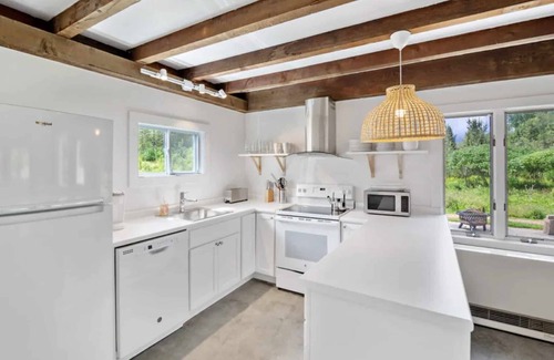 Stowe Area Hotel | Contemporary Room w/Tea Station Near Von Trapp Lodge! Outdoor Pool