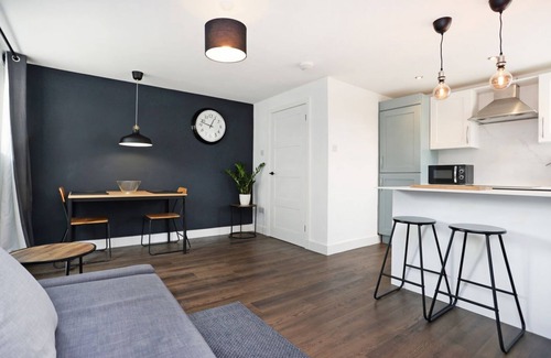 Old Town Apartment | Contemporary Royal Mile Apartment with Balcony