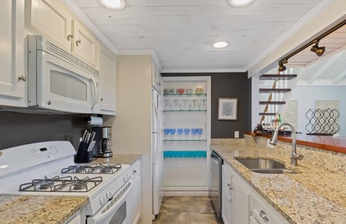 Mashpee House | Contemporary Saltbox In New Seabury!