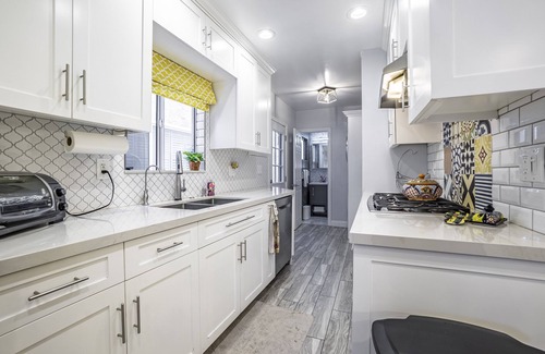 North Redondo House | Contemporary Single Family home 1 mile from the beach.