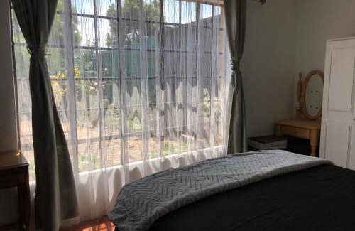 Ekurhuleni Apartment | Contemporary Stay at Giraffe Cottage