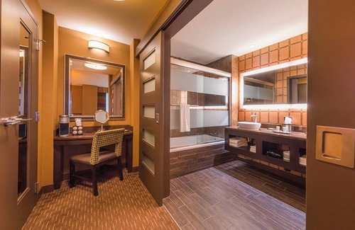 Sunrise Manor Hotel | Contemporary Stay with Pool & Entertainment, Steps from the Strip