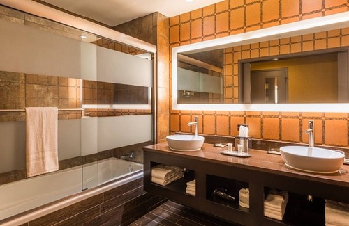 Sunrise Manor Hotel | Contemporary Stay with Pool & Entertainment, Steps from the Strip