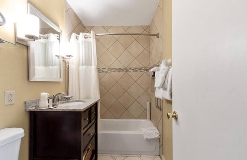 Corte Madera Hotel | Contemporary Studio Suite Near Trails & Parks | Outdoor Pool | Free Parking