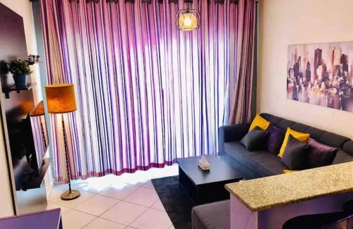 Al Swaifyeh Apartment | Contemporary studio 13 mins to downtown - few steps to great foods, cafes, shops