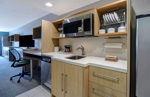 University House | Contemporary Suite w/Full Fridge & Outdoor Spaces