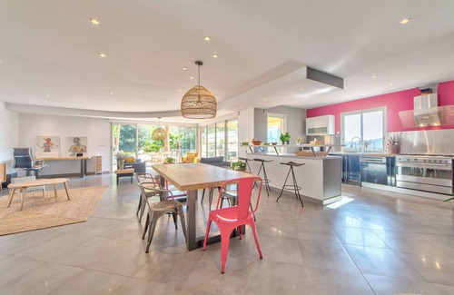 La Trinite Villa | Contemporary villa ideally located between Villefranche and Nice.