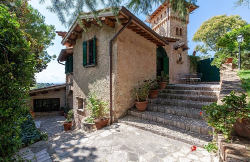 Poggio Catino Apartment | Conti Beccaris Castle-Villa in Poggio Catino, about 50 km from Rome.