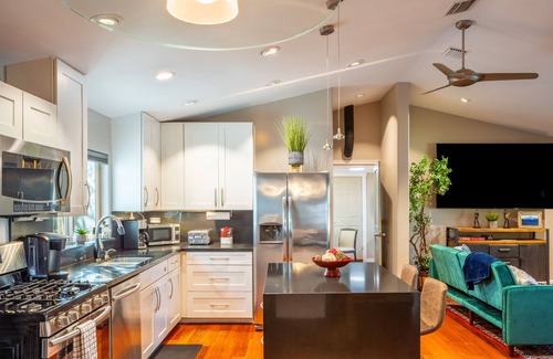 South Lamar House | Continental by AvantStay | Group Escape + Pool